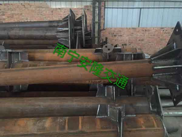 公路標(biāo)志桿在底端都鋪裝的管路